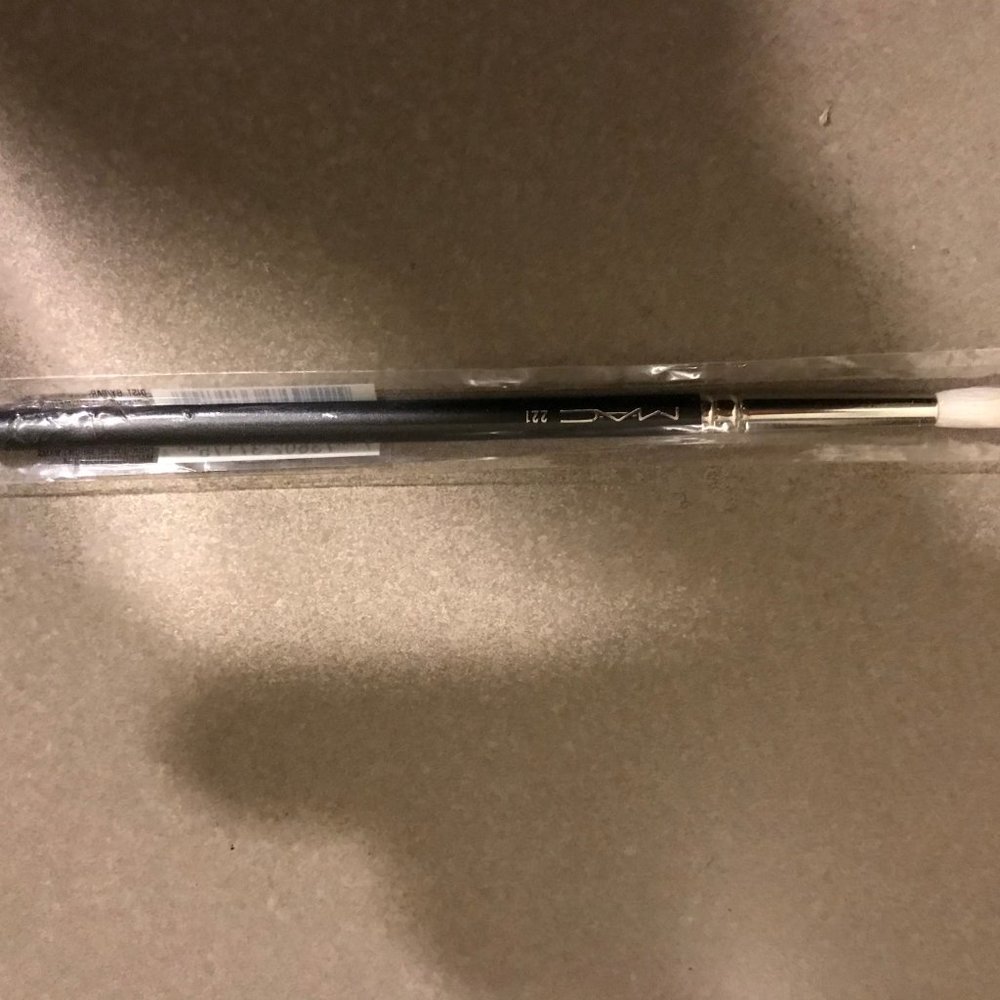 MAC Cosmetics Makeup Brushes - Picture 7 of 9